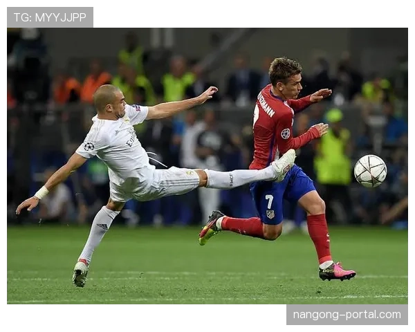 故意踢人犯规判罚细节解析：裁判如何区分恶意与无心？