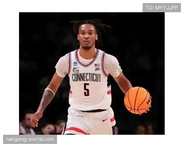 斯蒂芬卡斯尔无球跑位媲美库里效率凸显